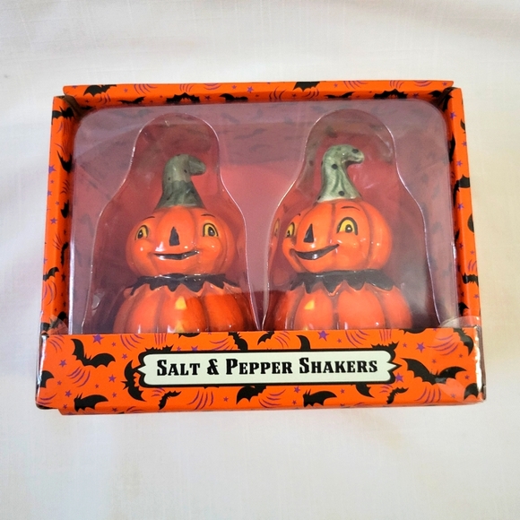 New Johanna Parker Pumpkin Salt and Pepper Shakers - Picture 8 of 9